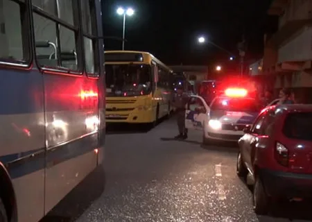 Polícia Militar escolta ônibus e ocupa bairro da Serra um dia após tentativa de incêndio