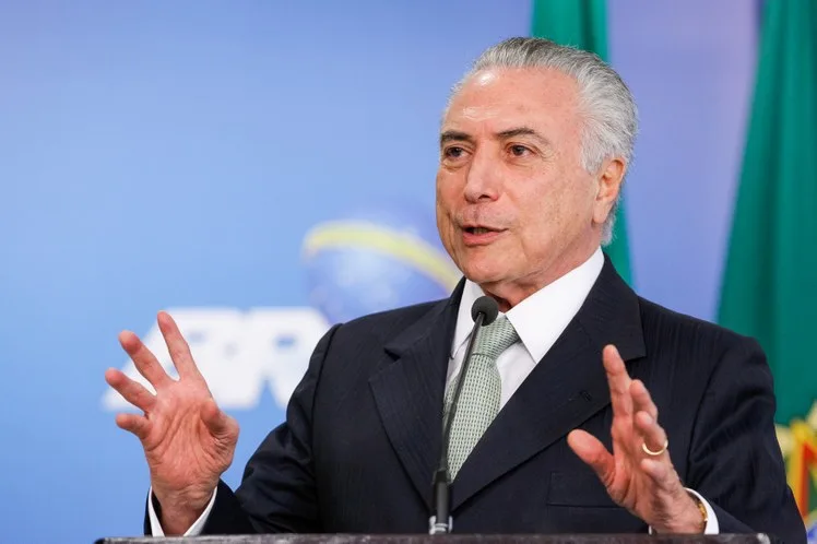 Em viagem ao Paraná, Temer diz que age como presidente efetivo