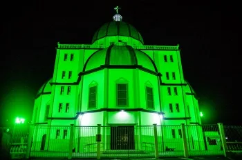 Santuário-Basílica de Santo Antônio com iluminação especial verde