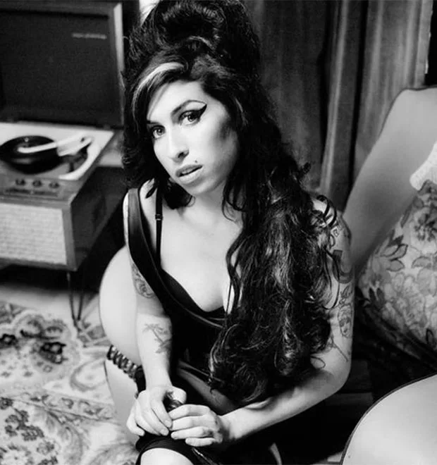 Família de Amy Winehouse diz que filme sobre sua vida é um desserviço