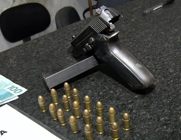 Pistola das forças armadas é encontrada em lixeira e menor é apreendido em Vila Velha