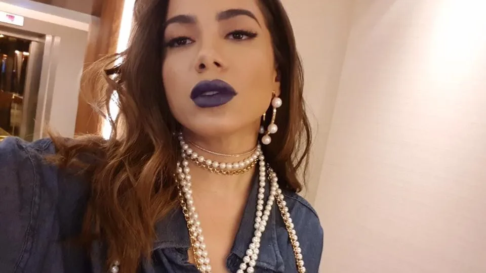 Anitta rebate hater que a acusa de chamar atenção