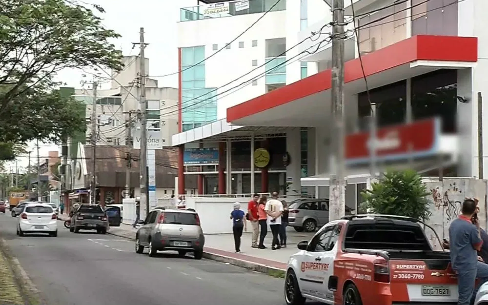 Dupla é presa após roubar arma de policial dentro de farmácia em Jardim da Penha