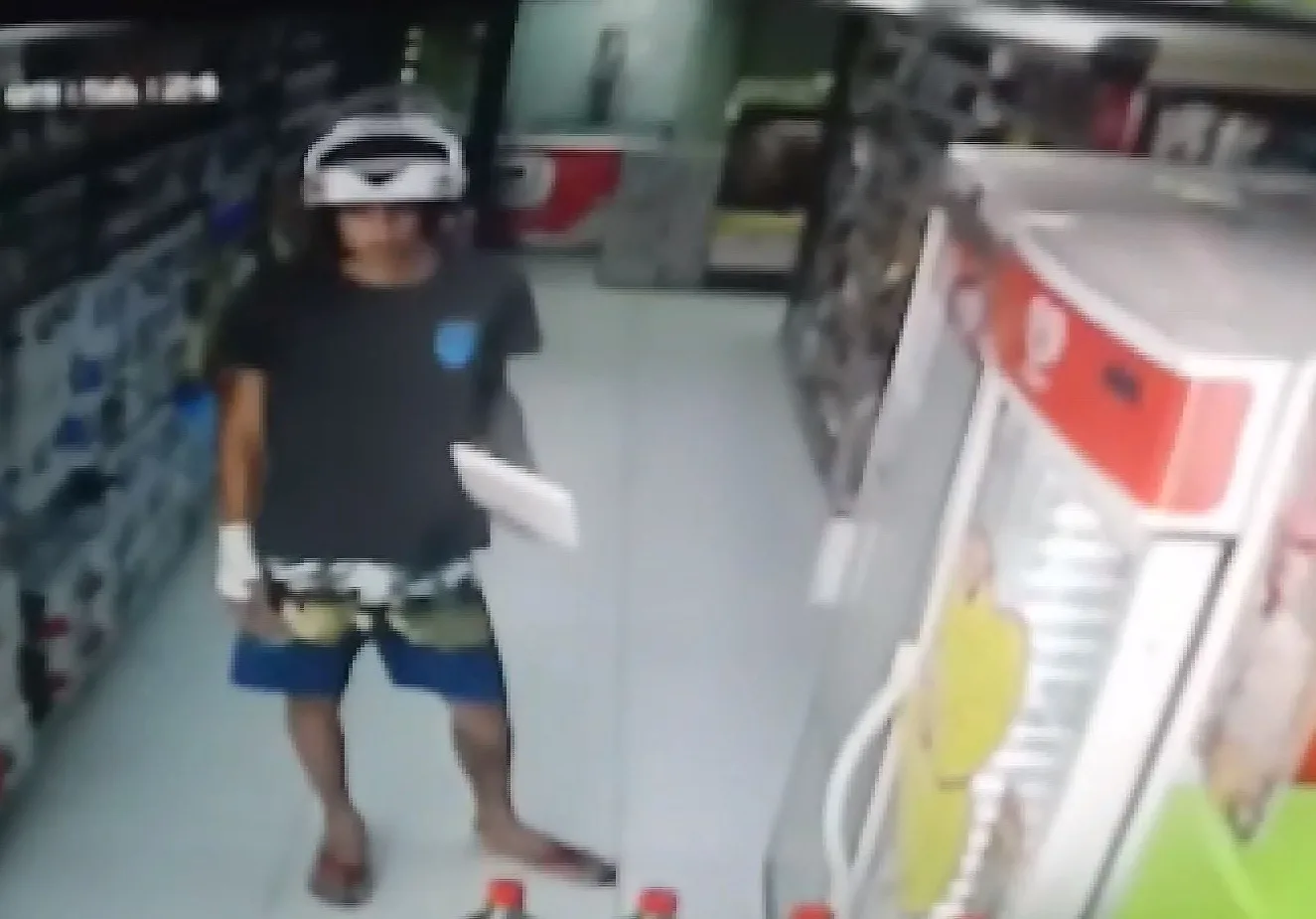 VÍDEO | Homem se passa por cliente e assalta padaria em Cariacica