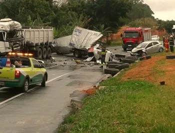 Grave acidente envolvendo três veículos mata duas pessoas na BR 101 em Anchieta