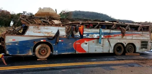 Acidente de ônibus deixa ao menos 11 mortos em Minas