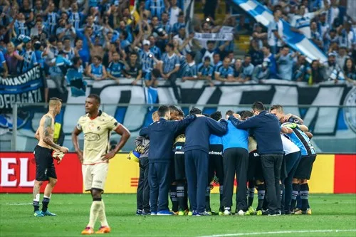 Grêmio é finalista da Libertadores mesmo com derrota em casa para Barcelona-EQU