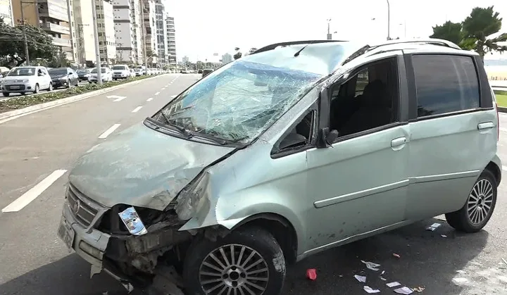 Motorista capota com carro e semáforo é derrubado na Praia de Camburi