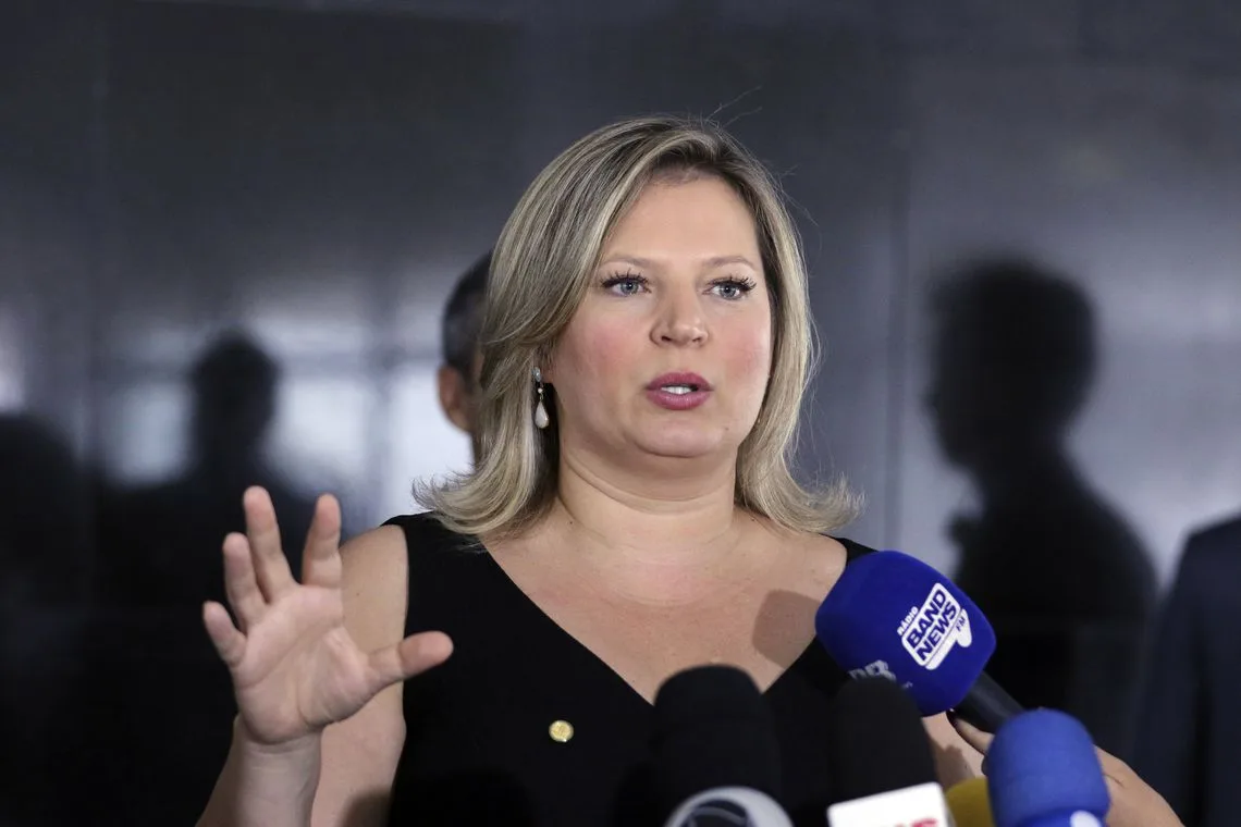 A líder do governo no Congresso, deputada Joice Hasselmann, fala à imprensa no Palácio do Planalto.