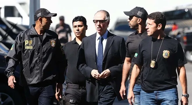 RJ – OLIMPÍADA/RIO-2016/NUZMAN/PRISÃO – POLÍTICA – O presidente do Comitê Olímpico do Brasil (COB), Carlos Arthur Nuzman (c), é conduzido por policiais ao chegar na sede da Polícia Federal, na Praça Maua, no centro do Rio de Janeiro, na manhã desta quinta-feira, 05. Nuzman e o ex-diretor de marketing e comunicação da entidade, Leonardo Gryner, […]