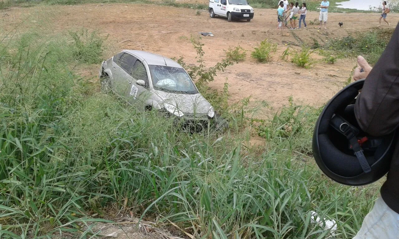 Acidente faz carro do Governo parar em barranco na BR-259 em Baixo Guandu