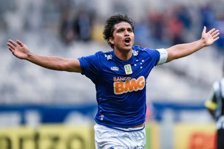 Cruzeiro confirma acerto com atacante Moreno por contrato de três anos