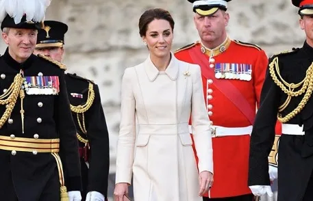 Depois de vestido princesa, Kate Middleton esbanja elegância em look creme