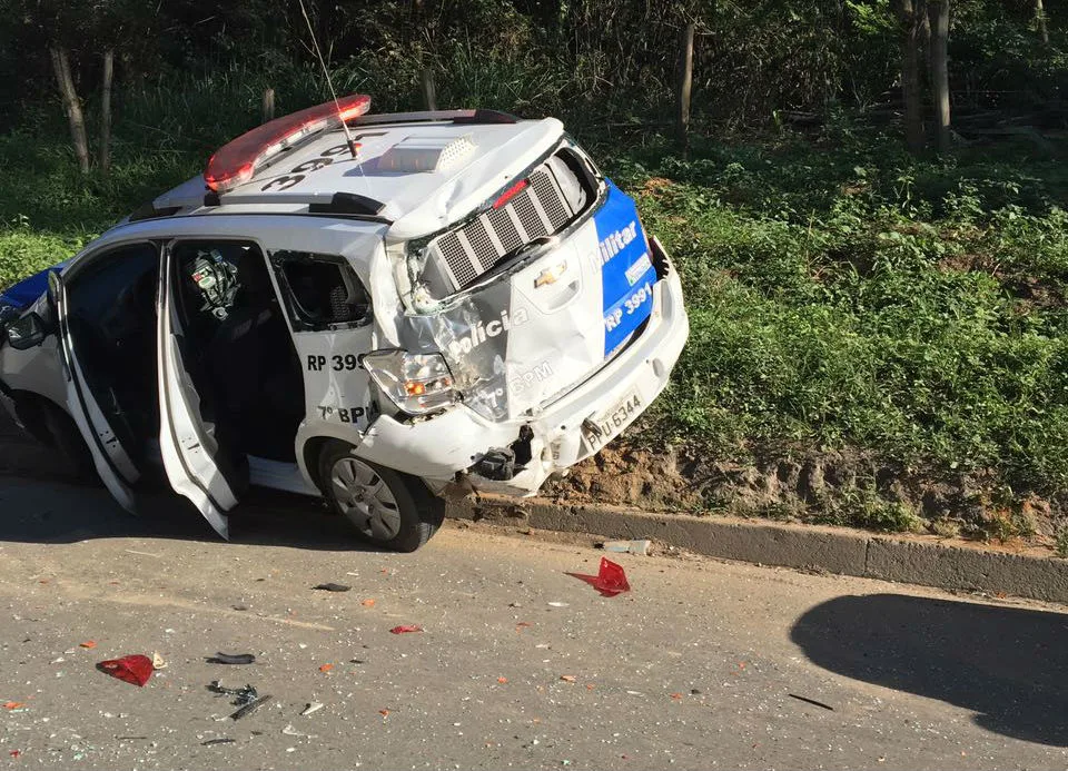 Acidente entre viatura da PM e caminhão deixa policiais feridos em Cariacica