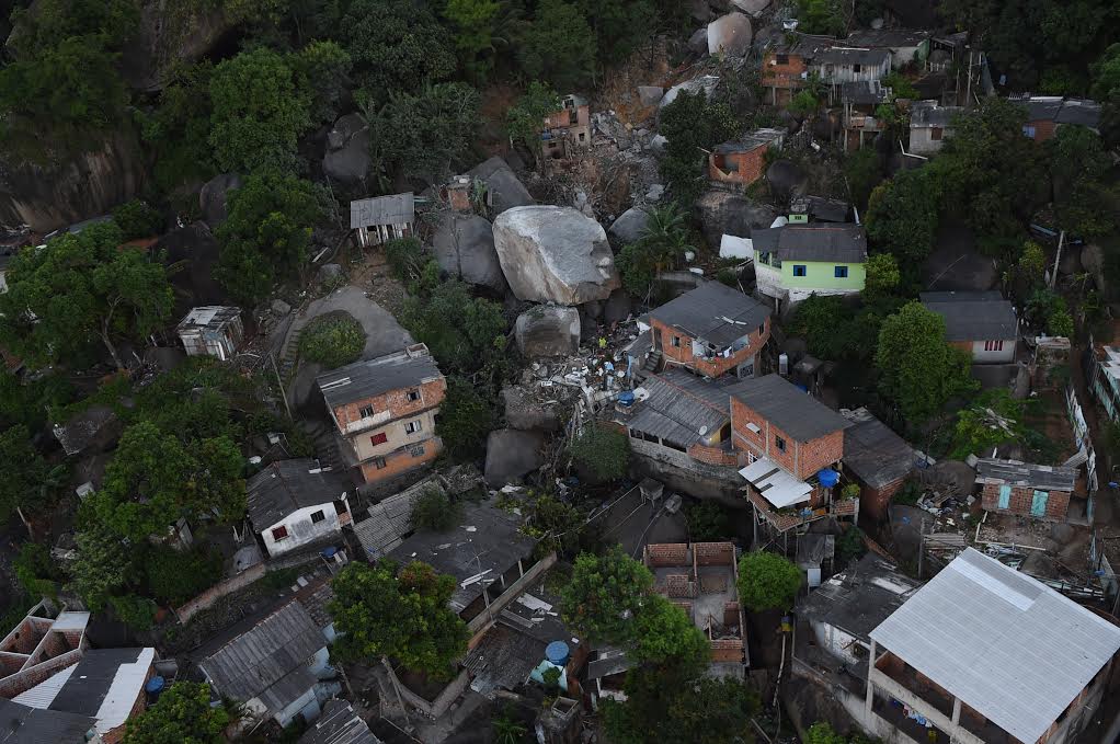 Prefeitura conclui obras e vai demolir 14 casas em risco no Morro da Boa Vista