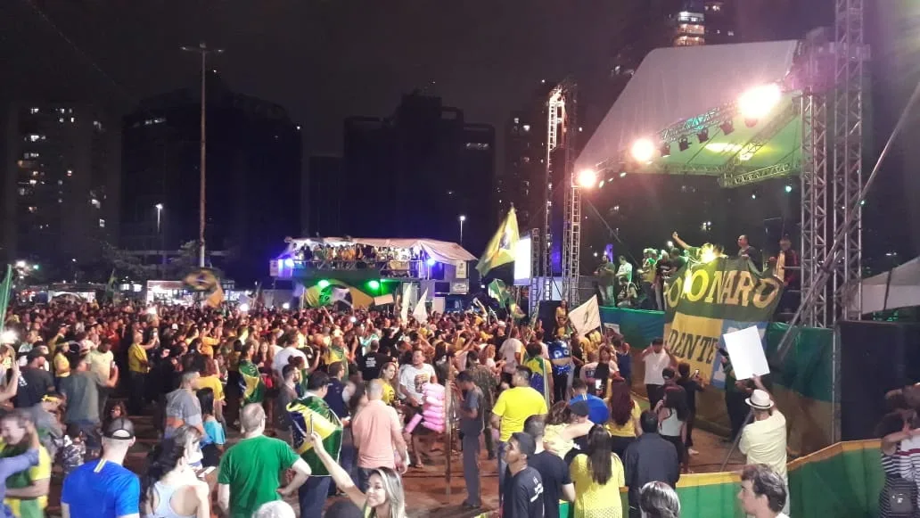 Multidão lota Praça do Papa para celebrar vitória de Jair Bolsonaro