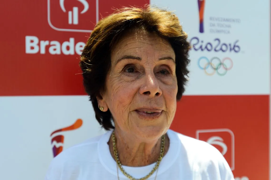 Rio de Janeiro – A ex-tenista Maria Esther Bueno durante a divulgação do uniforme e de seu nome como participante do revezamento da tocha olímpica no Comitê Rio 2016, na Cidade Nova, centro do Rio.