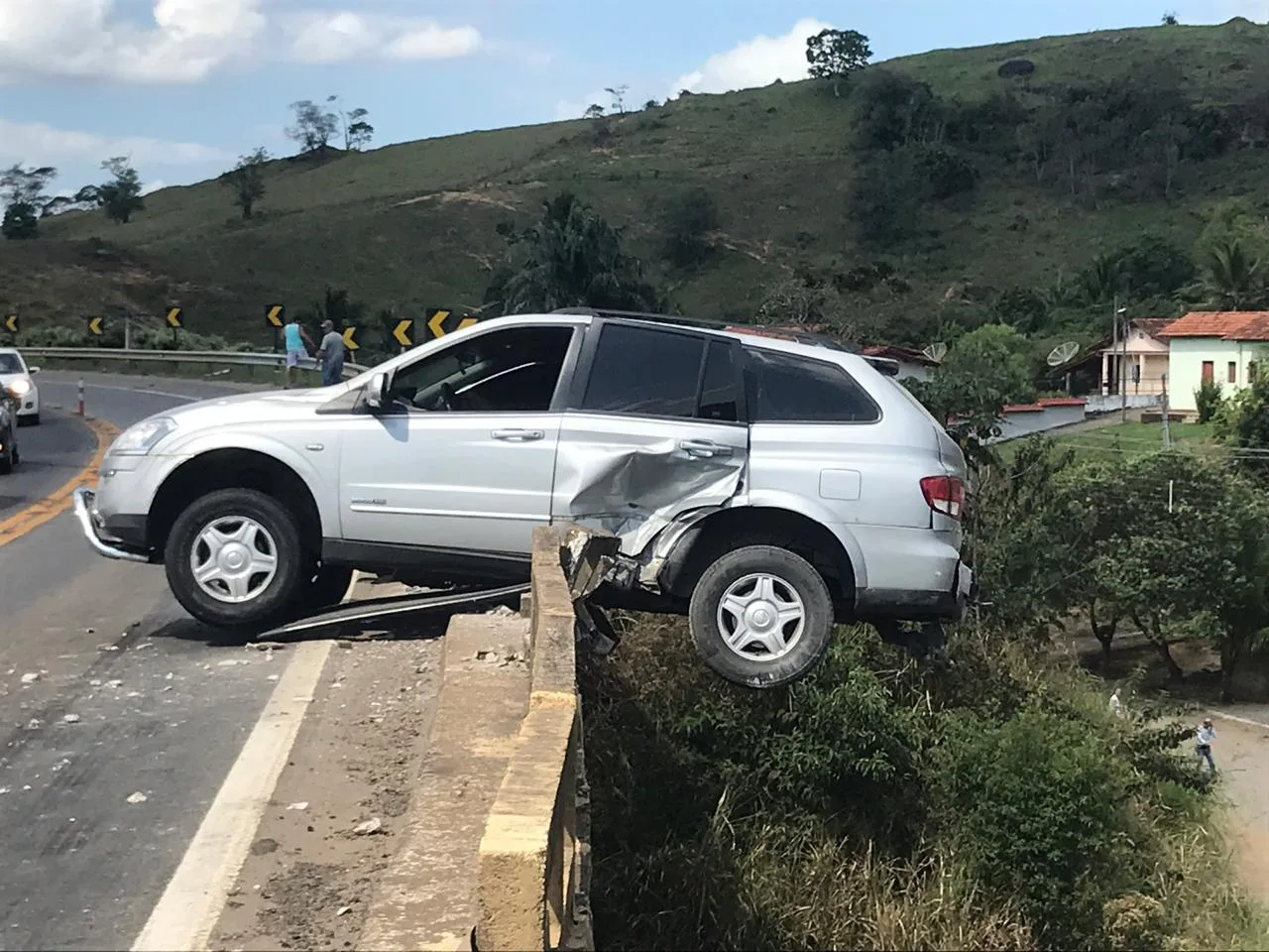 Carro fica pendurado em ponte após acidente em João Neiva