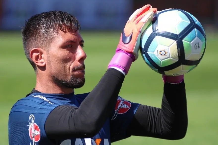 Flamengo estreia Diego Alves e tenta diminuir distância para o Corinthians