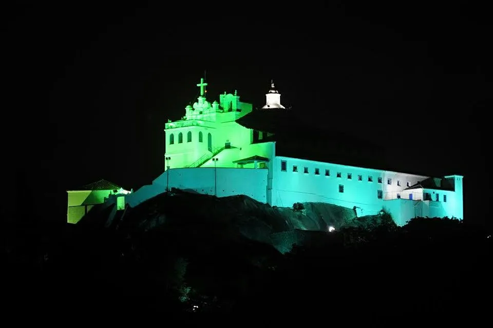 Convento da Penha fica iluminado na cor verde em homenagem à Chapeconse