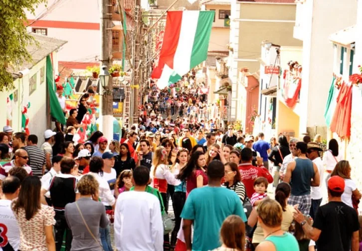 'Carretela Del Vin' leva 20 mil pessoas para as ruas de Santa Teresa no final de semana