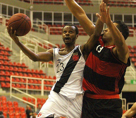 Em clássico sem torcida e muito disputado, Vasco derrota o Flamengo pelo NBB