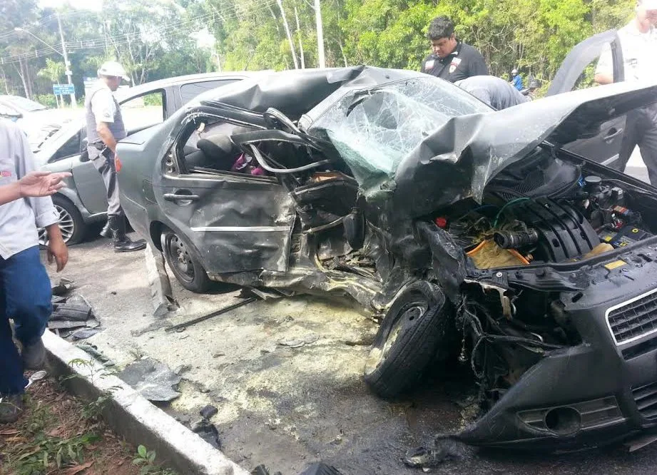 Motorista fica ferida após bater de frente com veículo em grave acidente na ES-010, na Serra