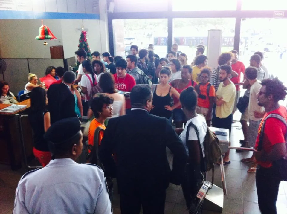 Manisfestantes ocupam Assembleia em protesto pelo fim do pedágio na Terceira Ponte