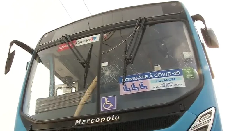 Suspeito de apedrejar ônibus do Transcol é cercado por populares e acaba preso