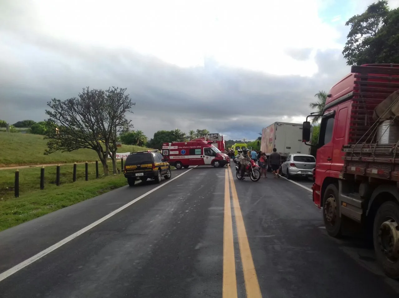 Grave acidente entre dois caminhões deixa BR-101 totalmente interditada em Guarapari