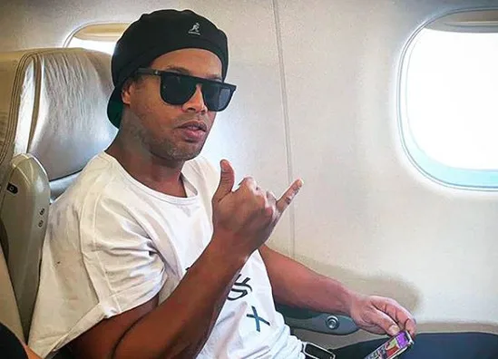 Ronaldinho Gaúcho e Assis fazem acordo, estão livres e podem retornar ao Brasil