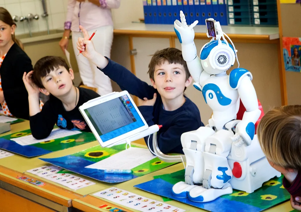 Reportage sur le projet Avatar Kids, qui permet aux enfants et adolescents contraints à être hospitalisés d’avoir une présence en classe par le biais de Nao, le robot de la société française Aldebaran Robotics. Nao remplace l’enfant malade dans la salle de classe pendant son séjour à l’hôpital. Le robot est commandé par l’enfant depuis […]