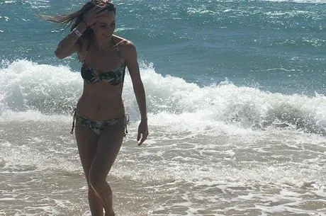 Ana Furtado mostra a boa forma na praia: "Banho de mar carrega minha energia"