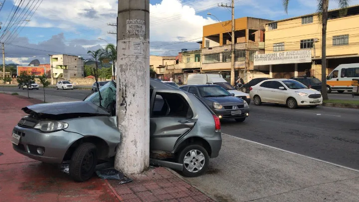 Motorista bate carro em poste na Avenida Fernando Ferrari