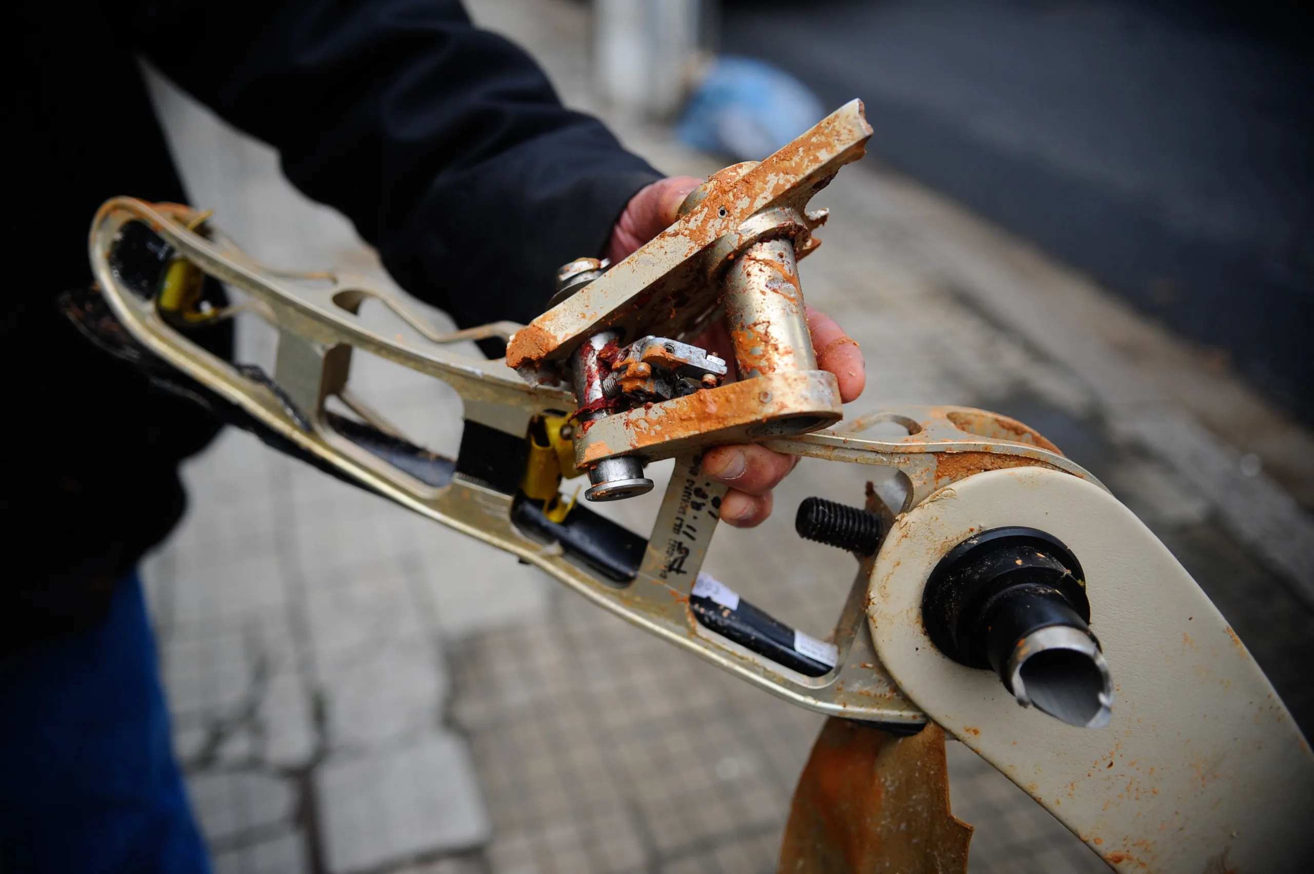 Bombeiros encontram mais fragmentos de corpos no local do acidente em Santos