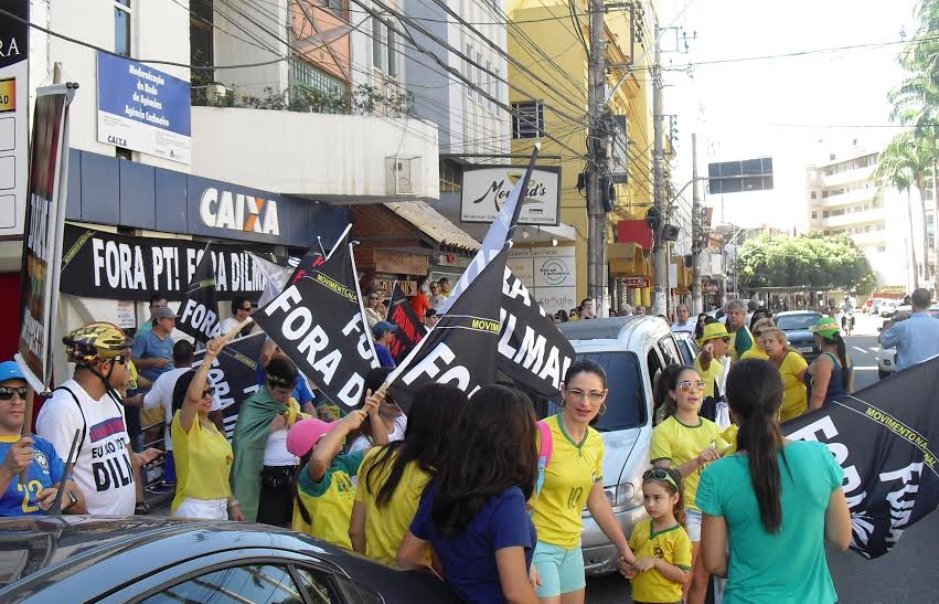 Em Cachoeiro, manifestantes cobram ajuste econômico e impeachment de Dilma