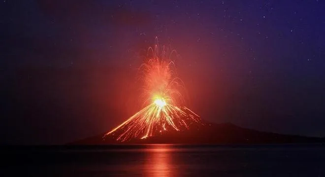 Indonésia: vulcão Anak Krakatau entra em erupção e país entra em alerta