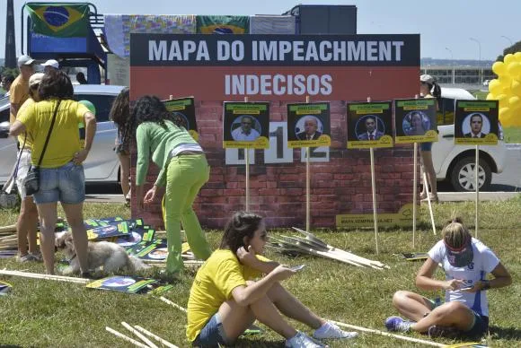 Manifestantes instalam placar do impeachment em frente ao Congresso