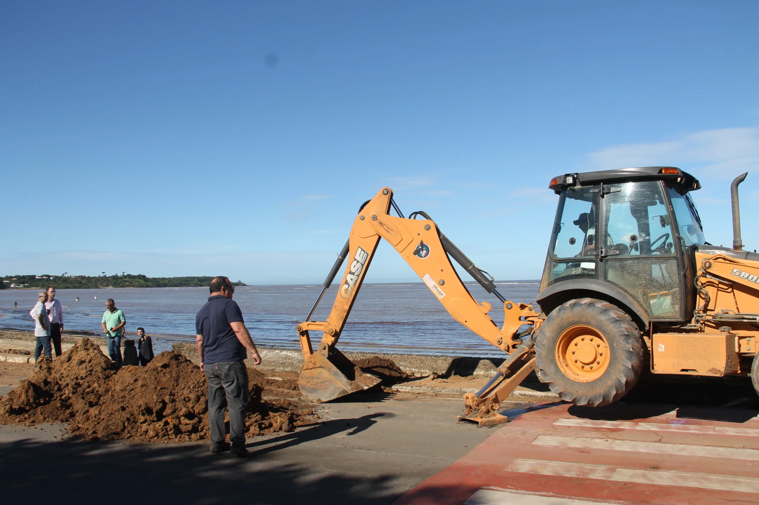 Prefeitura recupera muro e calçadão da Praia Central em Anchieta