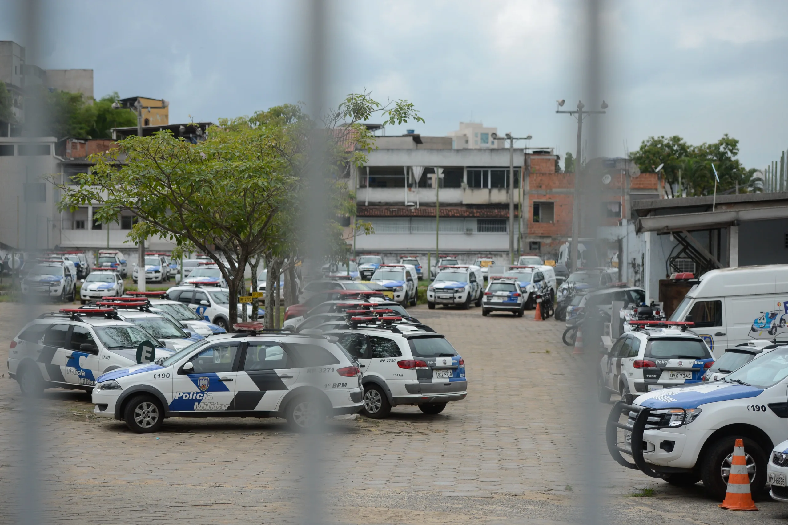 Vitória (ES) – Mulheres e familiares de policiais continuam acampadas na porta dos Batalhões da Polícia Militar de Vitória. (Tânia Rêgo/Agência Brasil)