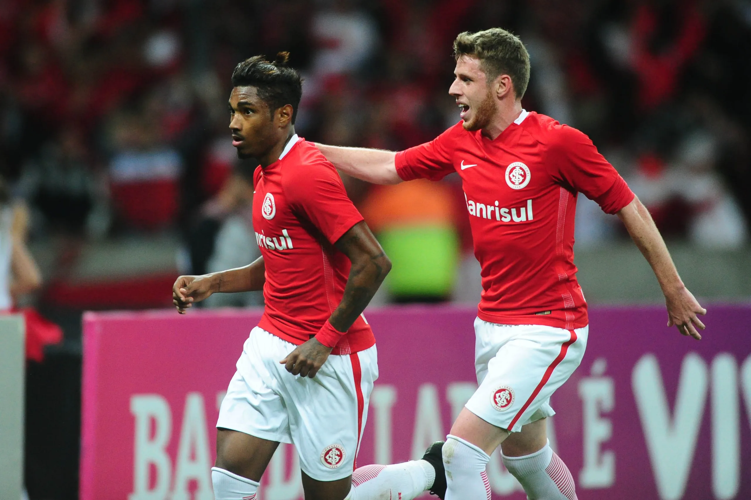 Porto Alegre- RS- Brasil- 07/10/2016- Jogadores dos times do Internacional e do Coritiba, na noite desta quinta-feira (07/10), no estádio Beira rio, válida pelo Campeonato Brasileiro 2016. Foto: Ricardo Duarte/ Internacional