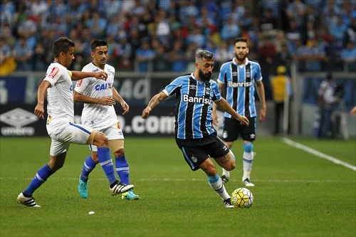 Grêmio aproveita a vantagem, segura o Cruzeiro e vai à final da Copa do Brasil