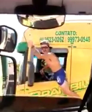 VÍDEO| Caminhoneiro é preso após aparecer em vídeo com corpo para fora de carreta enquanto dirigia