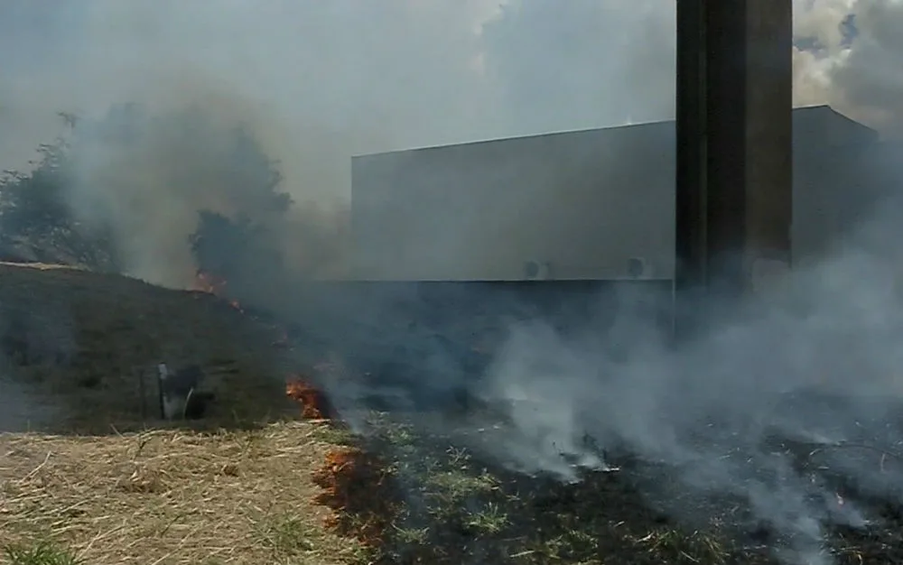 Incêndio destrói vegetação sob Terceira Ponte e quase atinge prédios na Enseada do Suá, em Vitória