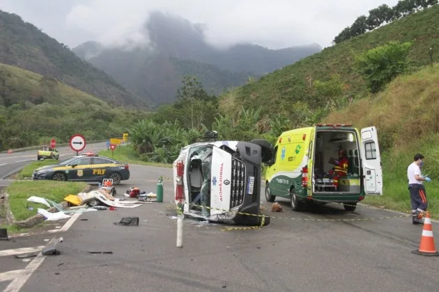 Acidente envolvendo ambulância e caminhão deixa uma pessoa morta e três feridas em Mimoso do Sul