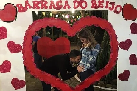 Grávida do seu terceiro filho Kelly Key ganha beijo na barriga