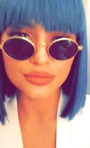 Kylie Jenner aparece com cabelo azul e franja, mas fãs criticam sua boca: "É tão falsa!"