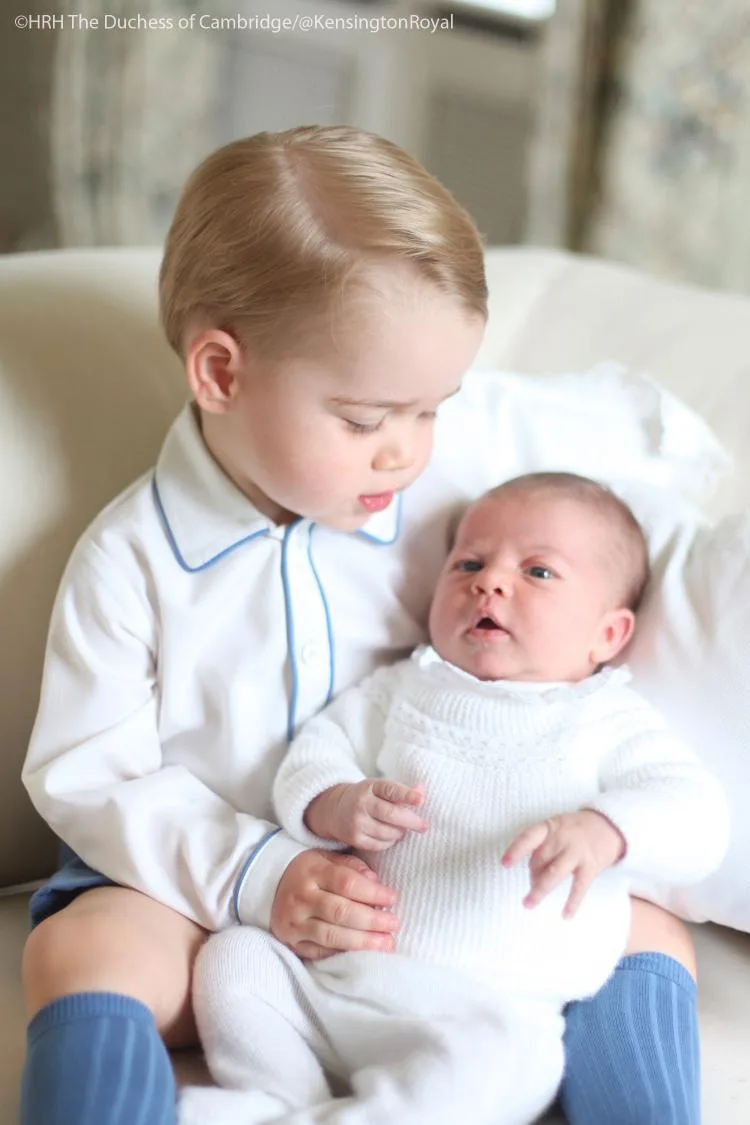 Fofura! Primeira foto oficial da princesa Charlotte é divulgada