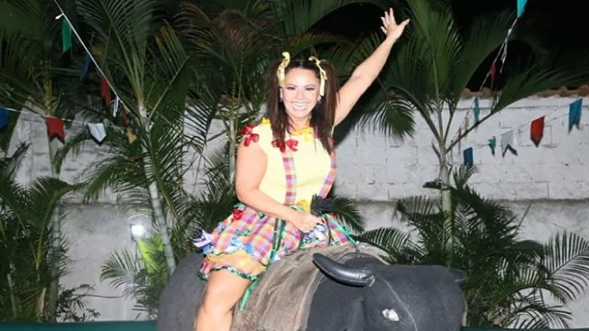 Viviane Araújo se diverte em festa julina no Rio de Janeiro