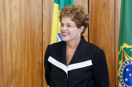 Dilma reúne equipe econômica e ministro da Justiça no Palácio da Alvorada